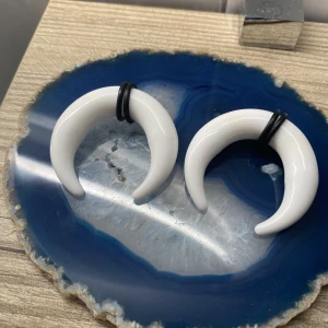 Två klo pluggar - Två vita klo pluggar för stretchade öron! (frakten är 13kr) <3