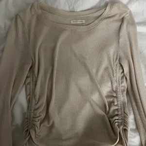 Urban Outfitters - Superfin topp från Urban Outfitters, i strl XS och i ullmaterial, säljer för 150💗