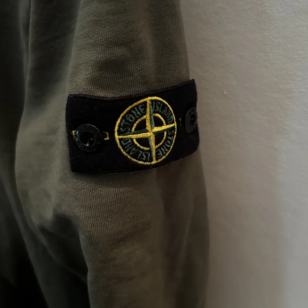 Hej! Jag säljer min fina stone island tröja för den är för liten för mig. Har bild på kvitto från nk till tröjan. Perfekt till sommaren att använda denna exsklusiva tröja!. Tröjor & Koftor.