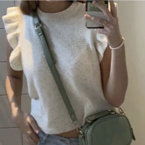 Söt volangtopp - (Lånade första bilden från en annan här på plick☺️) säljer denna söta toppen från vero moda i storlek s,jag har köpte den av en här på plick men gillade inte riktigt hur den satt på mig💗                                       ⚠️(Råkade starta en budgivning)⚠️