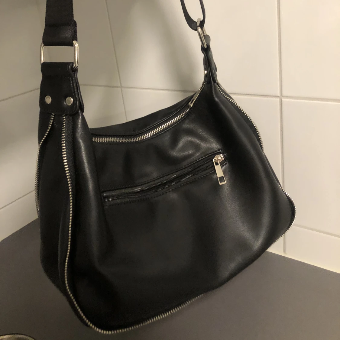 Svart häftig väska  - 90