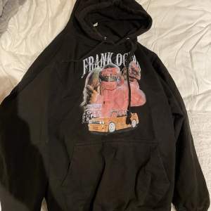 Säljer denna coola Frank ocean hoodie då den tyvärr inte kommer till användning så mycket längre💙💙den är i storlek M men jag skulle säga att den är mer åt en S!