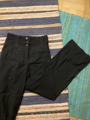 Kostymbyxa - Väldigt fina randiga kostymbyxor. Säljer då jag ej använder mer