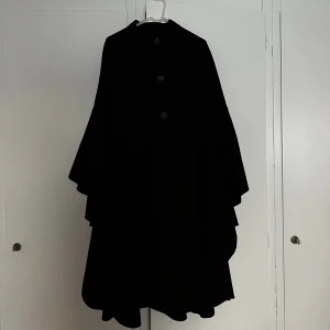 Svart poncho från Zara - Poncho från Zara i st.M Den är kanska lång. Har bara använts en gång, den är helt ny alltså!
