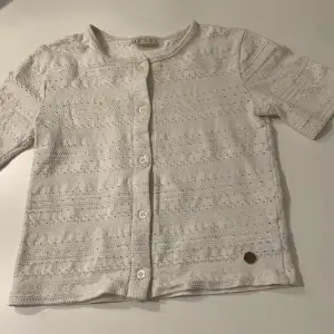 En fin spet tröja från Kappahl. Mycket fint skick☺️ den är i färgen benvit:) Köparen står för frakt 🚚 