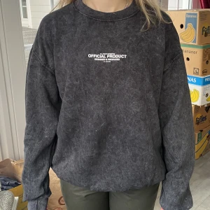 Sweatshirt  - Hej, jag säljer nu denna tröjan från boohoo, använt högt 3 gånger, den är i bra skick och mysig att ha på sig, tröjan är i storlek S men kan räknas som lite overzised, hör gärna av er om ni har några frågor eller annat, frakt är tyvärr inte med i priset❤️