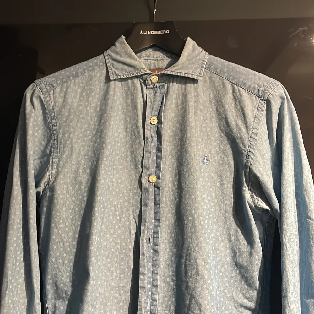 Prickig blå skjorta från Morris i XS. Skjortor.