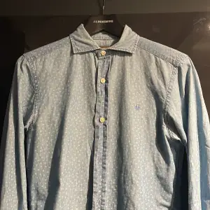 Prickig blå skjorta från Morris i XS