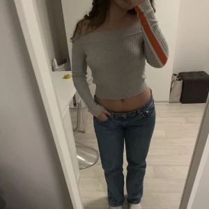 Off shoulder långärmad tröja  - En väldigt bekväm och snygg offshoulder tröja med bra passform. Den är från H&M och har bara använts 2 gånger. Säljer den för 120 + frakt.