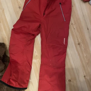Skidbyxor - Skidbyxor från stadium i märket Everest och väldigt varma. Köpta för 400 - 500 kr. För små för mig.  Pris kan diskuteras🤍