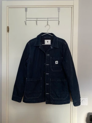 Mörk Denim jacka  - Säljer denna mörkblå fodrade jeansjackan i storlek herr M. Perfekt inför höst & vår. Om du har övriga frågor eller vill ha fler bilder är det bara att hmu! Kolla gärna in min profil för fler plag! <3 