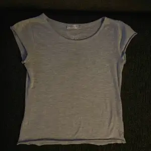 Detta är en grå t-shirt i storleken xs