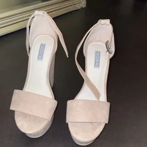 Klackskor  - Klackskor från Nelly i storlek 35, aldrig använda 