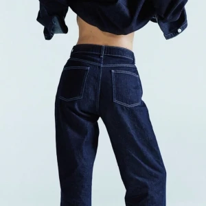 Jeans Josefine HJ - Byxor från nakd x josefine HJ, använd en gång, lite oversize så funkar bra som lowaist, passar 38-40