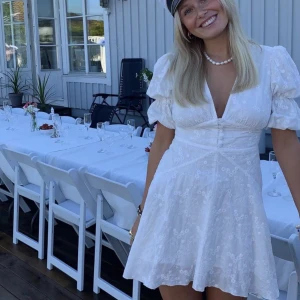 Adoore klänning  - Vit, kort klänning från adoore i strl 36! Superfin och i bra skick, perfekt till studenten eller sommaren i allmänt. Första bilden är lånad! 💕