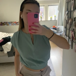 Partytopp - Grön blå Partytopp köpt på Zalando men aldrig använd. Prislapp sitter kvar. Den är kortare med resår i minjan