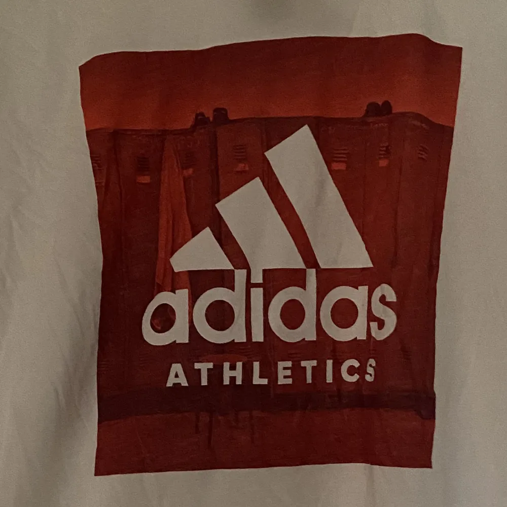 Oanvänd adidas T-shirt . Toppar.