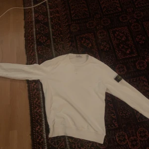 Stine island tröja  - Säljer min stone island tröja för att jag har växt ur den, storleken är M men skulle säga att den passar S också. Det billiga priset beror på att den är sliten vid arm ändarna 