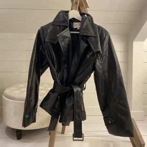 Skinnjacka 🖤 - Skinnjacka från NA-KD strl 34 (lite oversized) 🖤 Superfin!