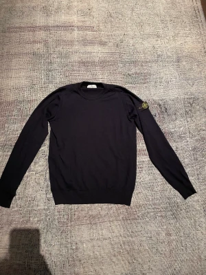 Stone island tröja - Säljer min stickade Stone Island tröja då den är för liten. Tröjan är använd några få gånger och i ett väldigt bra skick. Det är junior storlek men passar xs/s
