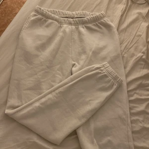 Mjukisbyxor Gina - Vita mjukisbyxor från Gina. Supersköna. Luddet har blivit lite missfärgat invändigt men det är inget som syns utifrån. För små för mig. Storlek S.
