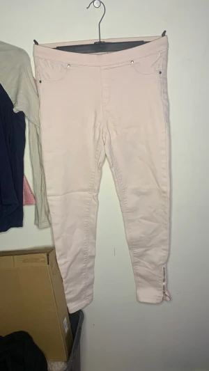 Light pink pant - En byxa i väldigt ljus rosa färg fin o passar mycket med toppar eller stickade