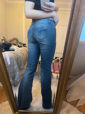 Lågmidjade jeans blåa - as snygga lågmidjade jeans som är i en sliten ljus blå färg❤️ i jätte bra skick!! Ifrån Esprit, as bra lång på mig som är 1,70