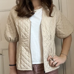 Jacka!! - Så fin kortärmad jacka!! 