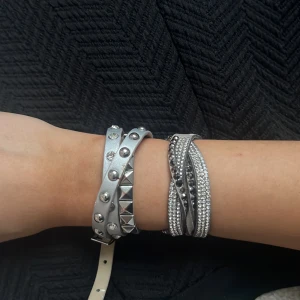 Armband  - Säljer dessa två armband!!! Så snygga o ha tillsammans eller var för sig! Köp båda för 250kr eller ett för 135kr!! Möts upp i centrala Stockholm eller frakt!! (Det är två enskilda armband. Dem snurras runt handleden vilket får det att se ut som tre band!💕