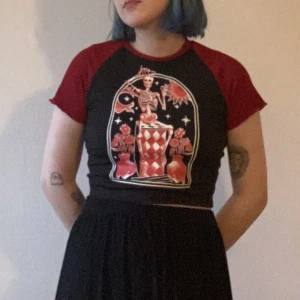 Crop top t-shirt - Stretchigt material. Passar mig bra, något åt det tighta hållet, och jag är ca 167 och väger typ mellan 60-65 kg. Bara använd två gånger.