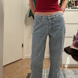 Lågmidjade blåa jeans - Jeans från märket Clara&Co. i storlek 38. Köpare står för frakten. 💖