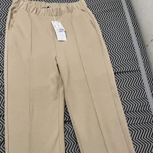 Trousers  - Ett par sköna byxor ifrån Ginatricot som inte har används. Byxorna är väldigt mjuka inifrån men även väldigt fina, säljer för ett ganska billigt pris 100kr.