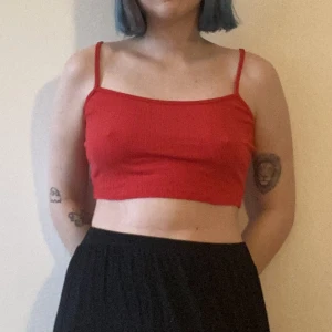 Röd croptop - Justerbara band. Funkar för XS-L pga stretchig, men kanske bäst för S/M. För referens väger jag ca 60-65 kg. Använt typ två gånger.