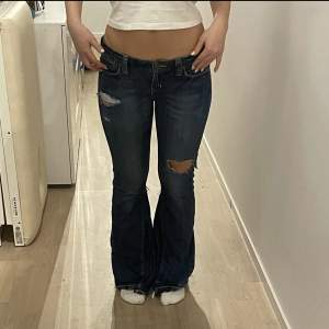 Sååå snygga lågmidjade jeans! Midjemått: 39 cm från höft till höft Innerbenslängd: 80cm  Ytterbenslängd: 101cm  tjejen på bilden är 168cm💞jeansen är ganska stretchiga! Fraktar och möter upp