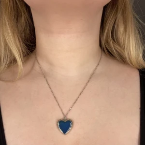 Färgskiftande berlock halsband - Ett färgskiftande silver halsband som aldrig använts. Berlocken som skiftar färg kan öppnas och om man vill kan man sätta in en liten bild där! Säljer för 30kr💜💙💚🧡