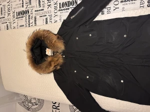 Rock And Blue Jacka Säljes - Strl L Säljes i befintligt skick  Pälsen går att ta av med hjälp av knappar som sitter på jackan.  Pris går att diskutera!