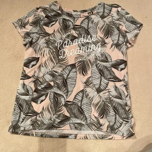 T-shirt - Perfekt tröja som passar till mycket!