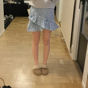 Jeanskjol Hollister - Så fin kjol från Hollister😍Den är superfin och knappt använd! Den kostar 200kr+frakt😍🌊🍋💗💕