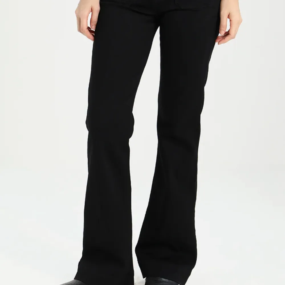 Svarta Wrangler jeans i storlek W29 L32, ordinarie pris 899kr 💗. Jeans & Byxor.