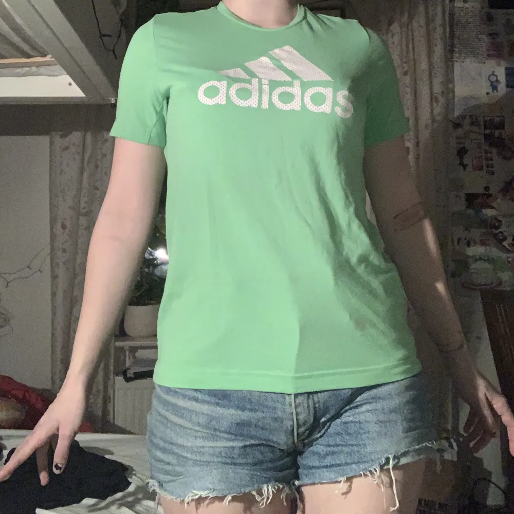 Grön sporttshirt med trycket ”adidas” på framsidan. Luftig och bekväm. Storlek large, men sitter med som en S/M. T-shirts.