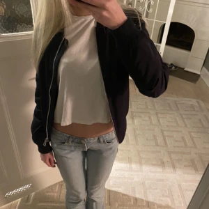 Jacka - Jätte snygg mörkblå jacka som är perfekt till allt, inga defekter eller liknande💕