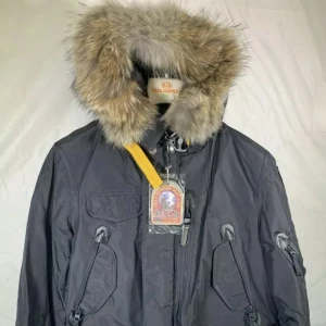 Parajumpers Right hand  - Parajumpers Right hand oanvänd äkta och kvitto ingår , har storlekar Xs S M L