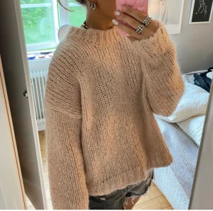 Stickat - Ljusrosa stickad tröja från H&M i strl s.tröjan har ett litet hål bak men det går lätt att fixa ,se sista bilden  Inte mina bilder  