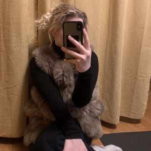 Fuskpälsväst från Garoff - Både snygg och varm nog att ha på höst och vår med en kofta under/ tjockare tröja🫂 Inköpspris: 800kr Färg: Kallt ljusbrun, lite åt det beigea hållet_ den färgen—>🐐