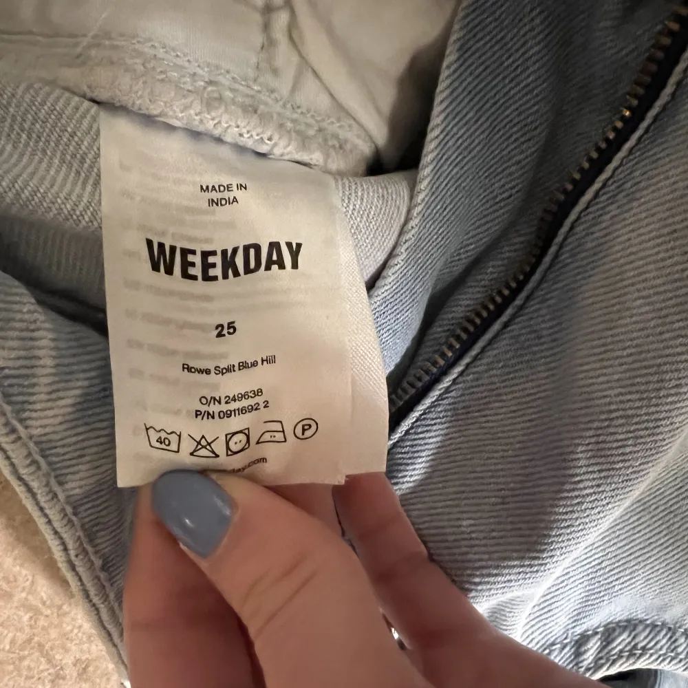 Jag säljer ett par ljusblåa jeans i storlek 25. Säljer för 149 kr + frakt.  Köparen står för frakt själv.  Har använt 1-4 gånger, de är i fint skick.   De har slits i sidan! . Jeans & Byxor.