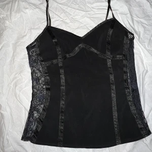 Korsett topp - En korsett liknande topp i strl M! Vintage så går inte att få tag på längre 🥰 spets detaljer & så så fin!❤️ använd gärna köp nu❣️för stor för mig!’