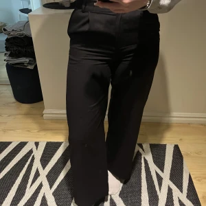 Kostymbyxor  - Säljer mina jätte fina kostymbyxor från veromoda i svart💖 stl 36 i ett super skönt material, säljer pga köpt nya 💖 100kr + frakt, kan gå billigare 