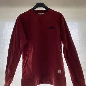 Röd Dobber sweatshirt  - Säljer en fin Dobber sweatshirt. Tvättad röd färg. 150kr