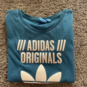 Turkos Adidas T-shirt - Bra skick!