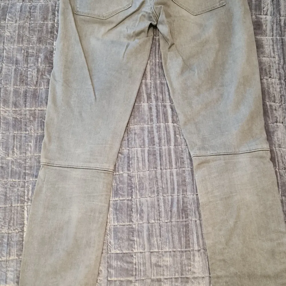 G-star bikermodell. Ljusgrå. Använda 1 gång. Storlek 27 i midja och 30 på längden. Kostade 1699 i butik.. Farkut & Housut.